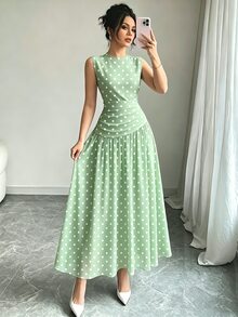 Modelyn 白色波點圖案深咖啡色法式雪紡長洋裝，女款低領無袖收腰修身設計，抓皺腰部顯瘦，夏季度假風優雅日常穿搭 - 彩色 - 查看 1