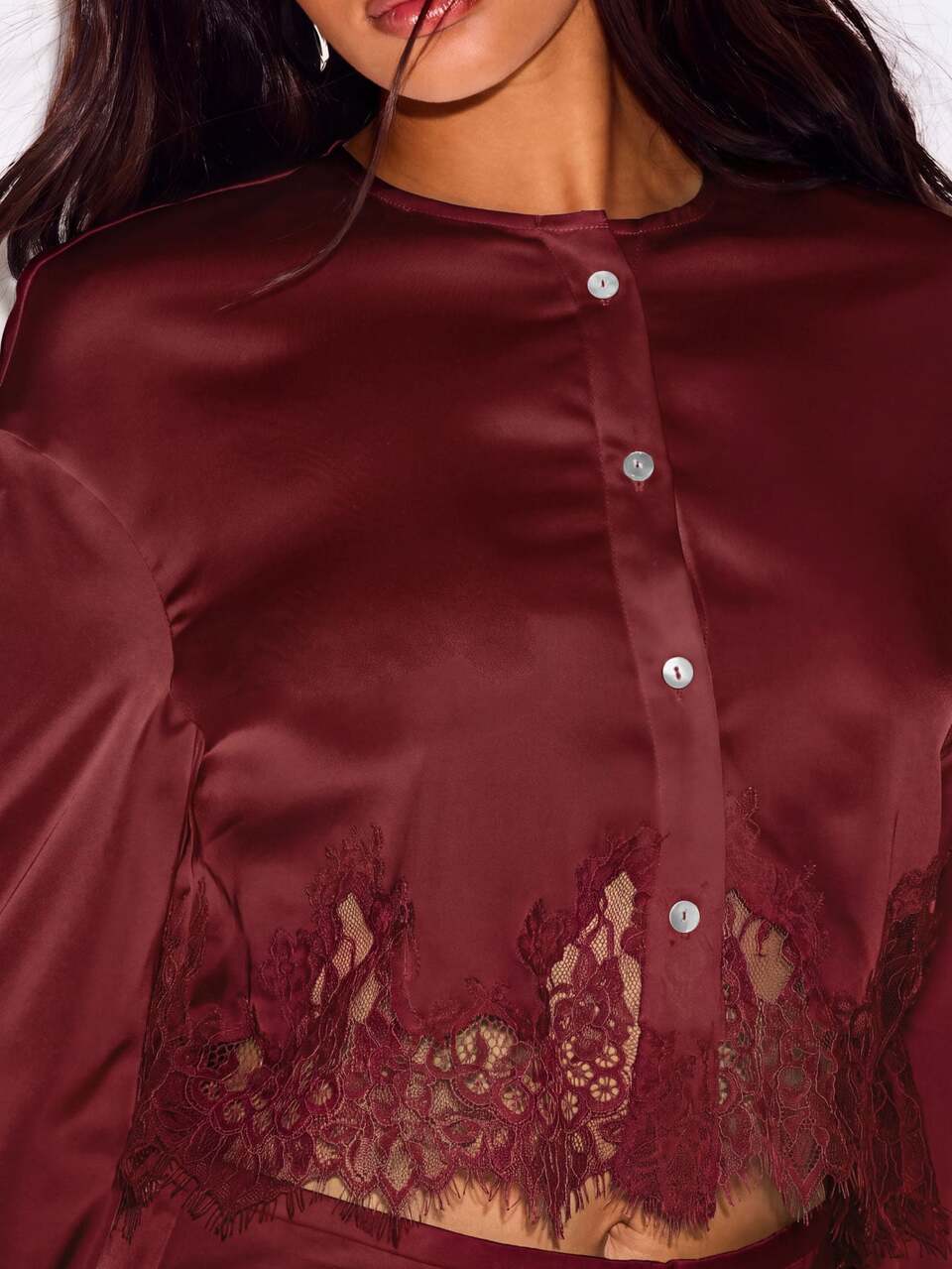 KIZN Satin-Crop-Top mit Wimpernspitzenbesatz
