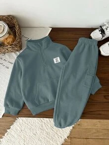SHEIN 2件組男童休閒舒適百搭立領半拉鍊套頭衛衣，附貼袋與對比色織標，搭配寬鬆運動工裝褲，保暖內裡刷毛厚實面料，適合冬季 - 霧霾藍 - 查看 1
