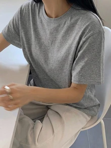 DAZY 女款純色圓領短袖休閒百搭T恤，適合校園秋季穿搭 - 深灰色 - 查看 4