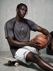 Sport MetroGents 灰色與黑色拼色短袖運動T恤，戶外休閒時尚男士印花T恤 - 深灰色 - 查看 4