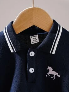 SHEIN 男嬰海軍藍米色馬刺繡長袖 Polo 上衣，學院風優雅大方圖案美學保守風 T-shirt，適合秋季生日 - 藏蓝色 - 查看 3
