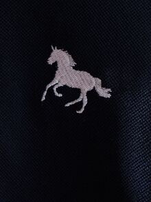 SHEIN 男嬰海軍藍米色馬刺繡長袖 Polo 上衣，學院風優雅大方圖案美學保守風 T-shirt，適合秋季生日 - 藏蓝色 - 查看 4
