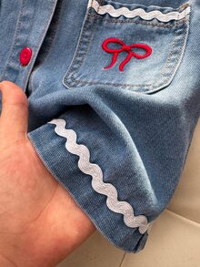 SHEIN 女童時尚白色蕾絲飾邊對比設計紅色蝴蝶結刺繡甜美活力牛仔洋裝，圓領、3D蝴蝶結裝飾、A字版型，舒適時尚，適合單穿或搭配T恤層次穿搭 - 彩色 - 查看 6