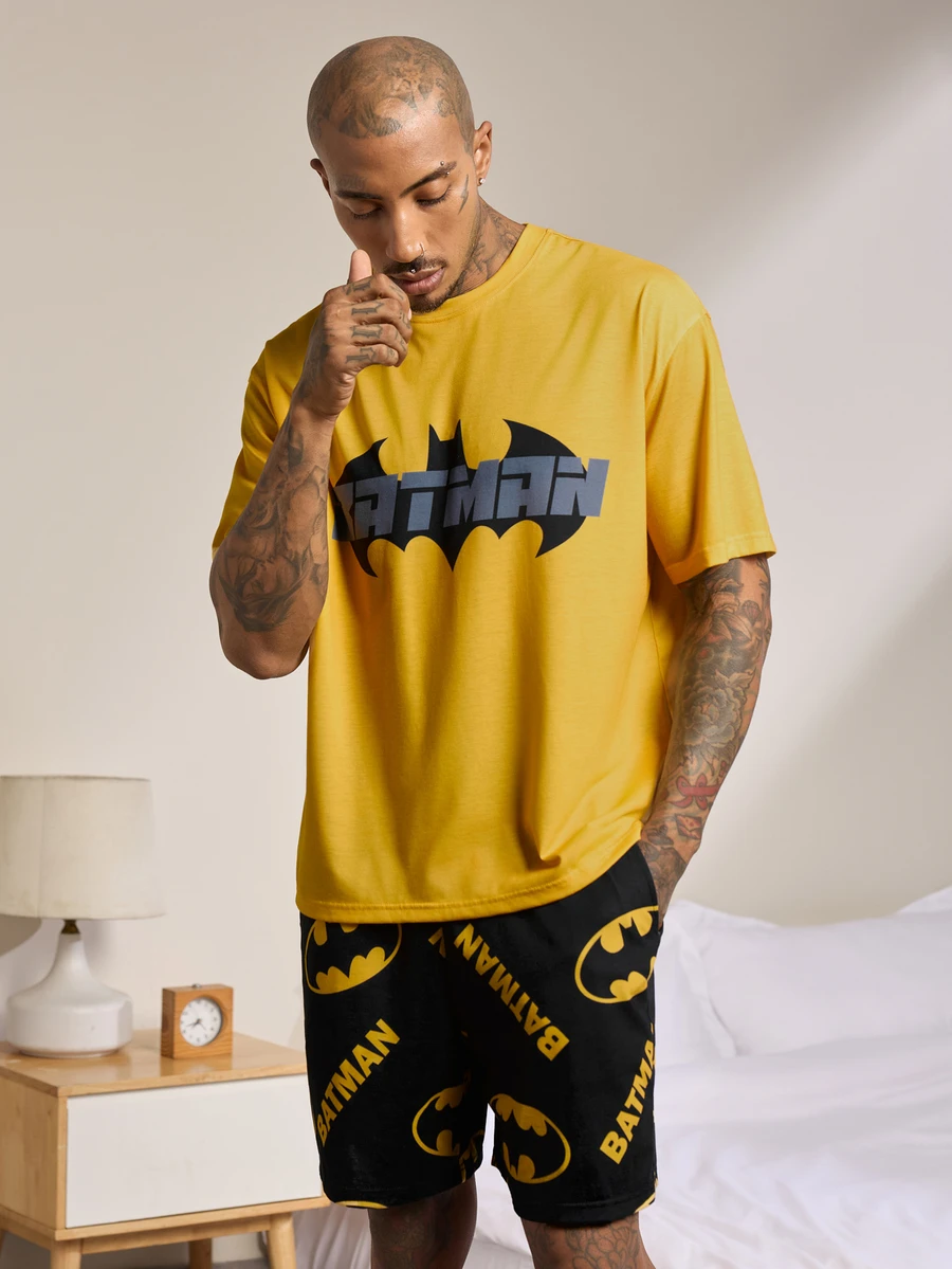 BATMAN X SHEIN Setelan Pakaian Rumah Kasual Sehari-hari Pria Lengan Pendek Motif Kelelawar, Atasan dan Celana Pendek - Kuning - View 1