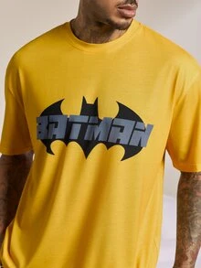 BATMAN X SHEIN Setelan Pakaian Rumah Kasual Sehari-hari Pria Lengan Pendek Motif Kelelawar, Atasan dan Celana Pendek - Kuning - View 5