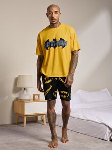 BATMAN X SHEIN Setelan Pakaian Rumah Kasual Sehari-hari Pria Lengan Pendek Motif Kelelawar, Atasan dan Celana Pendek - Kuning - View 4