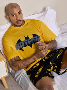 BATMAN X SHEIN Setelan Pakaian Rumah Kasual Sehari-hari Pria Lengan Pendek Motif Kelelawar, Atasan dan Celana Pendek - Kuning - View 7