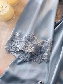 DelicateAllure 四件套：刺绣V领仿丝吊带睡裙、吊带上衣、短裤和睡袍，秋冬服装 - 霧霾藍 - 查看 3