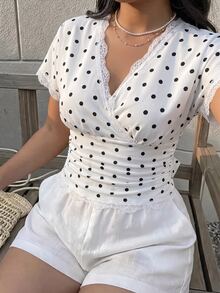 SHEIN MOD 時尚大尺碼女款復古圓點V領修身上衣，蕾絲飾邊與腰帶設計，休閒短袖T恤，優雅女式襯衫，度假風 - 黑與白 - 查看 10