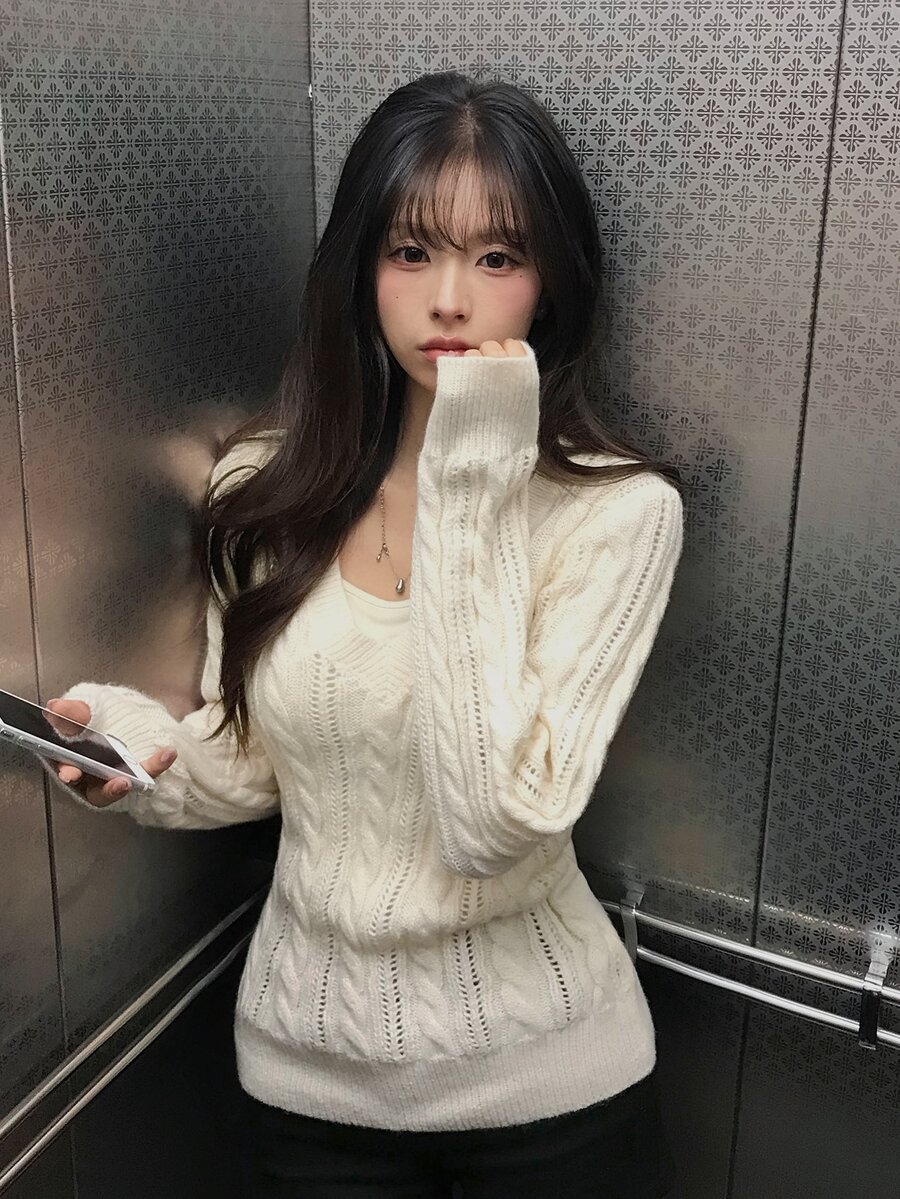 DAZY 女款純色修身麻花編織長袖深V領優雅性感度假風秋冬針織套頭毛衣 - 米色 - 查看 1