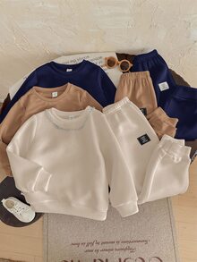 SHEIN 6 件套年轻男孩休闲圆领运动衫和印花运动裤套装，极具吸引力，包含 1 条金属项链配饰，适合户外玩耍、街头风格、派对、返校、生日、迎婴派对、节日、秋冬、羊毛、加厚 - 彩色 - 查看 2