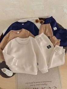 SHEIN 6 件套年轻男孩休闲圆领运动衫和印花运动裤套装，极具吸引力，包含 1 条金属项链配饰，适合户外玩耍、街头风格、派对、返校、生日、迎婴派对、节日、秋冬、羊毛、加厚 - 彩色 - 查看 3