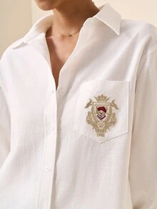Briarwyn 女款卡通熊刺繡落肩長袖單排扣襯衫 - 白色 - 查看 2