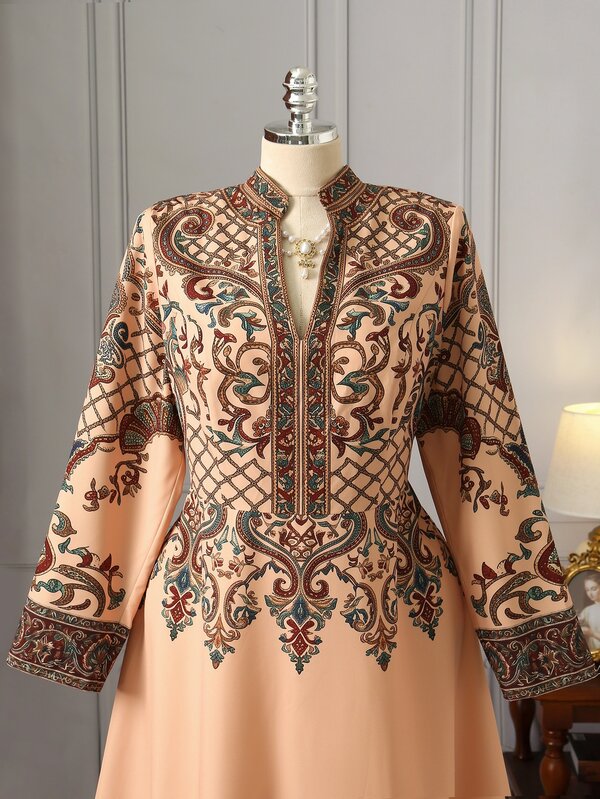 Rometta Gaun Ukuran Besar Motif Paisley dengan Leher Berlekuk dan Bagian Bawah Mengembang