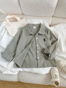 SHEIN Playful Pals 小男孩休閒舒適長袖襯衫，精緻恐龍刺繡，可搭配休閒T恤與休閒長褲，適合日常休閒穿著、校園百搭，適用於秋冬、度假、旅行、放鬆、曬日光浴、夏季 - 軍綠色 - 查看 7