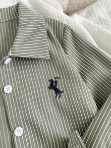 SHEIN Playful Pals 小男孩休閒舒適長袖襯衫，精緻恐龍刺繡，可搭配休閒T恤與休閒長褲，適合日常休閒穿著、校園百搭，適用於秋冬、度假、旅行、放鬆、曬日光浴、夏季 - 軍綠色 - 查看 4