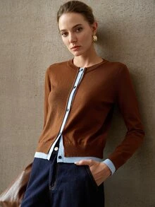 MOTF PREMIUM SWEATER WANITA DENGAN TRIM KONTRAS, KANCING DEPAN, DAN LEHER BULAT - Coklat - View 6