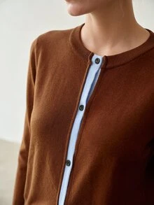 MOTF PREMIUM SWEATER WANITA DENGAN TRIM KONTRAS, KANCING DEPAN, DAN LEHER BULAT - Coklat - View 3