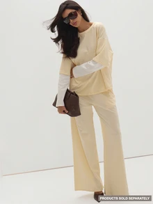 MUSEYN Kaos Oversize Lengan Panjang Leher Bulat Warna Krem dengan Bahan Jersey Kontras - Kuning muda - View 1