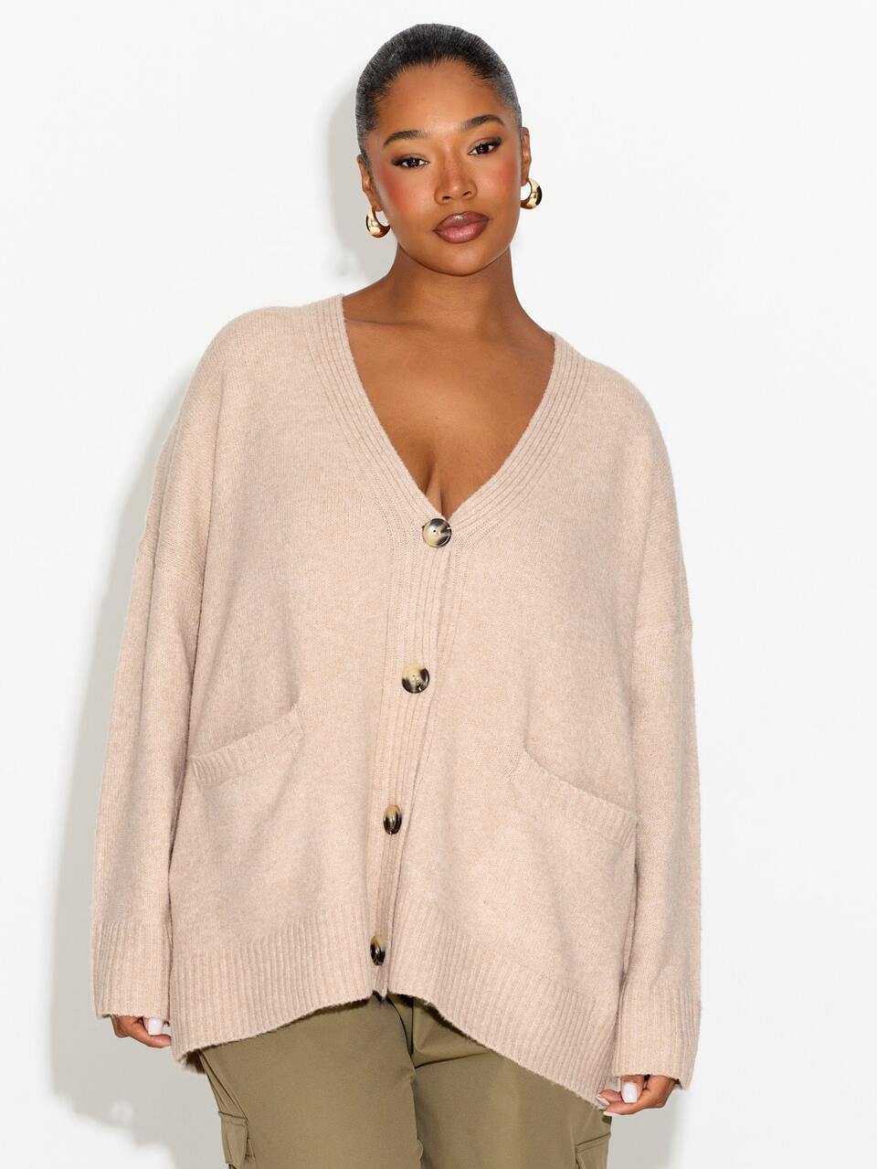 Cardigan oversize morbido taglie forti, maglieria autunnale, capo da stratificazione per capsule wardrobe, moda autunno inverno, nuova stagione, chic casual, maniche lunghe, maglione per curve, abbigliamento autunnale da donna, colore neutro, comodo per tutti i giorni