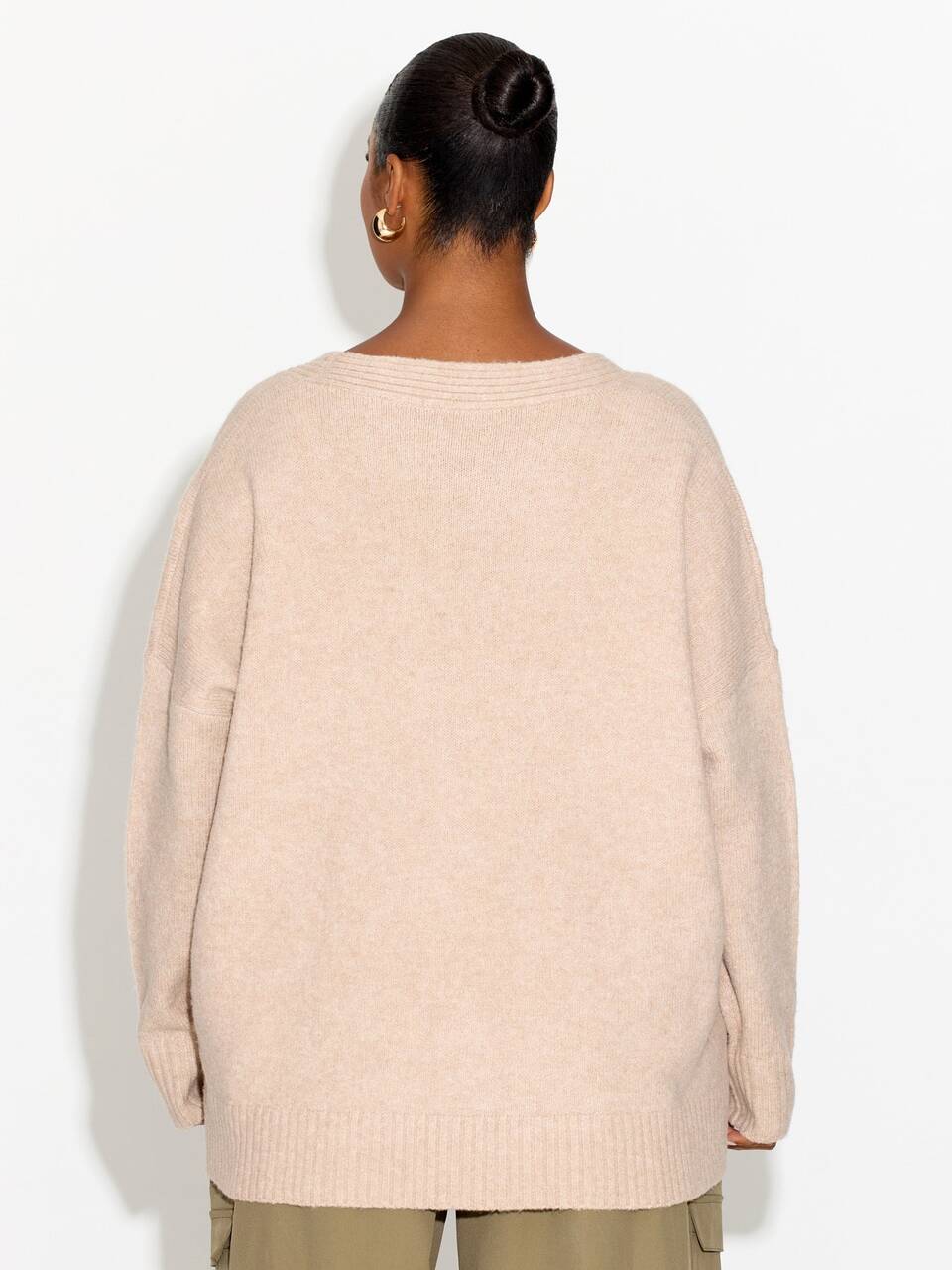Cardigan oversize morbido taglie forti, maglieria autunnale, capo da stratificazione per capsule wardrobe, moda autunno inverno, nuova stagione, chic casual, maniche lunghe, maglione per curve, abbigliamento autunnale da donna, colore neutro, comodo per tutti i giorni