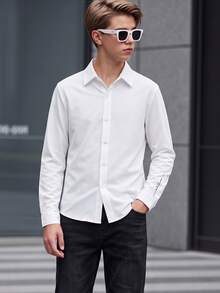 Xiyin 男童青少年（13-16歲）休閒純白色長袖單排扣襯衫，基礎翻領上衣，袖口字母印花，經典學院風，適合春秋日常校園與街頭時尚穿搭 - 白色 - 查看 3