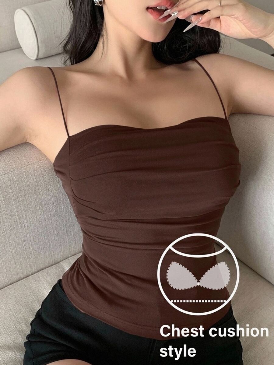 DAZY 带有内置衬垫的聚拢设计吊带背心,修身细肩带吊带短款女式上衣 - 棕色 - 查看 1