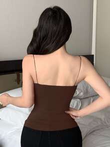 DAZY 带有内置衬垫的聚拢设计吊带背心，修身细肩带吊带短款女式上衣 - 棕色 - 查看 2
