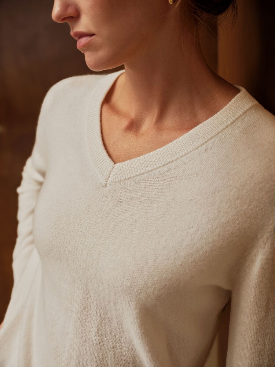 MOTF 100% CASHMERE V-NECK SOLID COLOR SWEATER - White - View 2