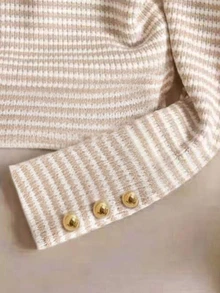 SHEIN Raffinéa Blusa casual elegante para mujer con rayas horizontales, textura, cuello redondo, manga larga, puño con botón y decoración metálica, para uso diario - Caqui - Ver 7