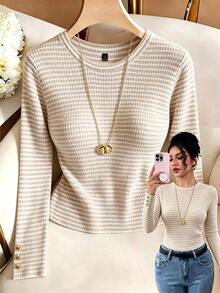 SHEIN Raffinéa Blusa casual elegante para mujer con rayas horizontales, textura, cuello redondo, manga larga, puño con botón y decoración metálica, para uso diario - Caqui - Ver 1
