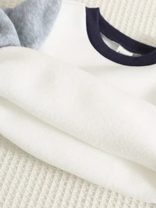 SHEIN بدلة جسم للأطفال الذكور بنمط حروف وألوان متباينة، بياقة دائرية وأكمام طويلة، متعددة الاستخدامات ومريحة للخريف والشتاء - متعدد الألوان - مشاهدة 8