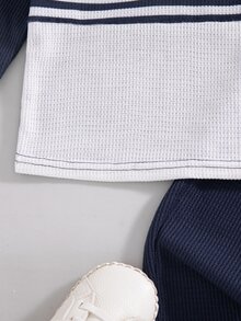 SHEIN Playful Pals 2件組 幼兒男童熱帶牛仔風海軍藍條紋華夫格針織長袖T恤與長褲套裝 家庭穿搭 度假 秋季 校園 社團 - 藍色 - 查看 9