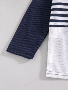 SHEIN Playful Pals 2件組 幼兒男童熱帶牛仔風海軍藍條紋華夫格針織長袖T恤與長褲套裝 家庭穿搭 度假 秋季 校園 社團 - 藍色 - 查看 6