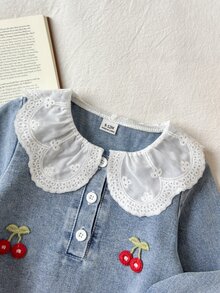 SHEIN 女嬰牛仔連身褲 甜美優雅 嬰兒藍 櫻桃刺繡 鏤空蕾絲 長花瓣袖 翻領 周歲生日 春季公主風 舒適按扣開胯 - 藍色 - 查看 4