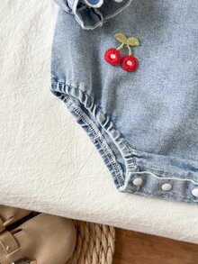 SHEIN 女嬰牛仔連身褲 甜美優雅 嬰兒藍 櫻桃刺繡 鏤空蕾絲 長花瓣袖 翻領 周歲生日 春季公主風 舒適按扣開胯 - 藍色 - 查看 6