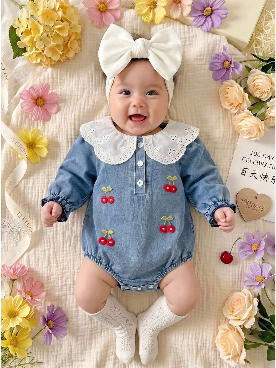SHEIN 女嬰牛仔連身褲 甜美優雅 嬰兒藍 櫻桃刺繡 鏤空蕾絲 長花瓣袖 翻領 周歲生日 春季公主風 舒適按扣開胯 - 藍色 - 查看 1