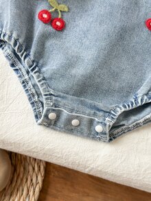 SHEIN 女嬰牛仔連身褲 甜美優雅 嬰兒藍 櫻桃刺繡 鏤空蕾絲 長花瓣袖 翻領 周歲生日 春季公主風 舒適按扣開胯 - 藍色 - 查看 7