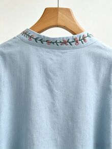 GlowEve CURVE 花卉刺繡大尺碼立領無袖襯衫，百搭通勤風 - 藍色 - 查看 3