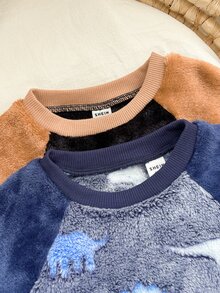 SHEIN 2件組新生兒男嬰女嬰秋冬款可愛休閒卡通車圖案恐龍圖案毛茸茸連帽家居連身衣 中性嬰兒冬裝 - 彩色 - 查看 3