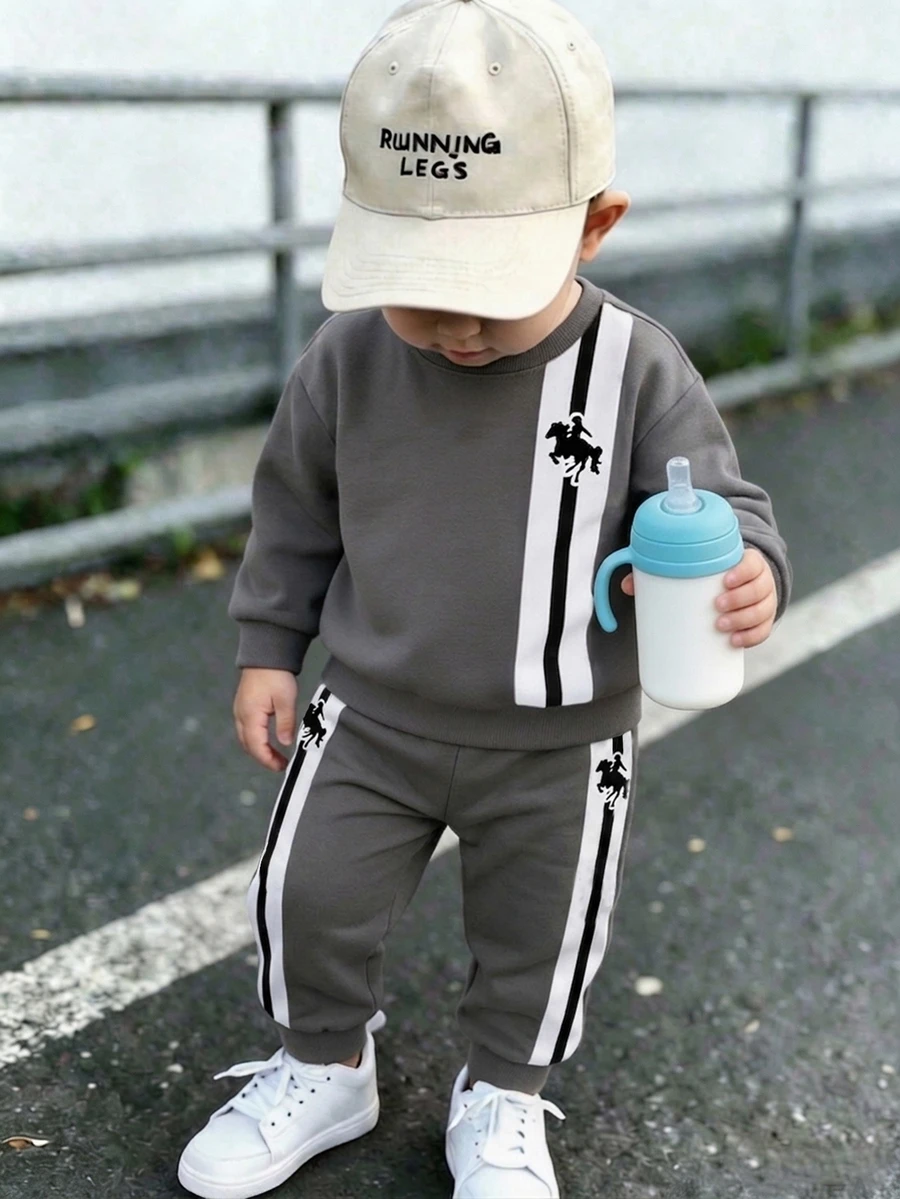 男嬰秋冬灰色騎士印花套裝,對比條紋設計,刷毛運動衫 + 長褲 2 件套,適合日常與週末外出 - 彩色 - 查看 1