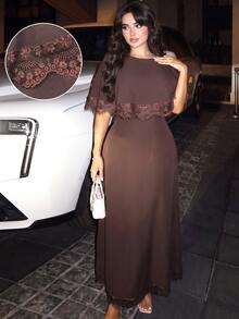 Modelyn Gaun Panjang Model Cape Leher Bulat Berpotongan A-Line dengan Hiasan Renda Cokelat untuk Wanita Ukuran Plus, Cocok untuk Pakaian Sehari-hari dan Acara Musim Semi, Musim Panas, dan Musim Gugur - Coklat - View 3