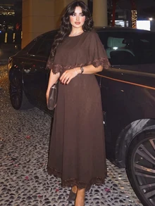 Modelyn Gaun Panjang Model Cape Leher Bulat Berpotongan A-Line dengan Hiasan Renda Cokelat untuk Wanita Ukuran Plus, Cocok untuk Pakaian Sehari-hari dan Acara Musim Semi, Musim Panas, dan Musim Gugur - Coklat - View 4