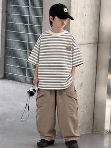 两件套儿童男童休闲条纹圆领宽松短袖T恤和黑色休闲裤针织运动套装，适合春夏季节、郊游、情人节、约会、旅行、度假、家庭聚会、返校、婚礼、晚宴、运动、生日派对等场合。 - 彩色 - 查看 3