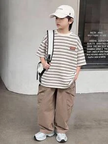两件套儿童男童休闲条纹圆领宽松短袖T恤和黑色休闲裤针织运动套装，适合春夏季节、郊游、情人节、约会、旅行、度假、家庭聚会、返校、婚礼、晚宴、运动、生日派对等场合。 - 彩色 - 查看 4