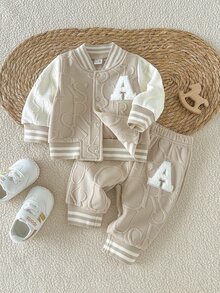 SHEIN 2件組新生兒字母3D毛巾刺繡卡其色拼接棒球夾克褲套裝，簡約休閒百搭秋冬穿搭 - 杏色 - 查看 4