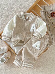 SHEIN 2件組新生兒字母3D毛巾刺繡卡其色拼接棒球夾克褲套裝，簡約休閒百搭秋冬穿搭 - 杏色 - 查看 5