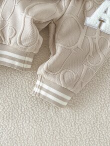 SHEIN 2件組新生兒字母3D毛巾刺繡卡其色拼接棒球夾克褲套裝，簡約休閒百搭秋冬穿搭 - 杏色 - 查看 6