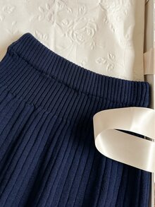 SHEIN Girls' Autumn/Winter Fashion Heart Pattern Jacquard Bow Decor Knitted Cardigan & Pleated Umbrella Skirt Set - Apricot - View 5